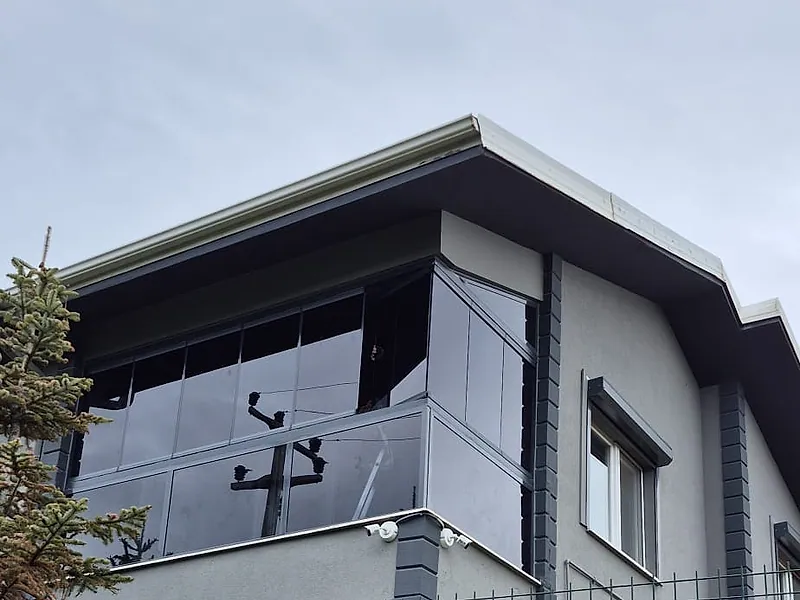Müstakil evin köşe balkonunda füme camlı cam balkon uygulaması