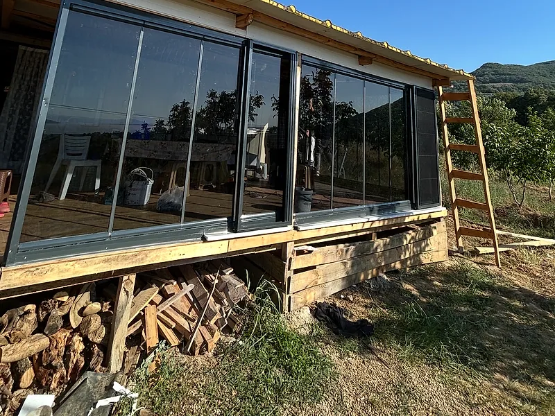 Kır evinde füme camlı sürme cam balkon uygulaması, dış cepheden