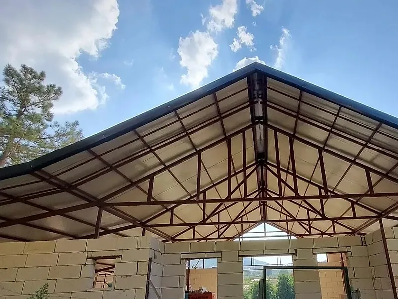Çelik makaslı çatı konstrüksiyonu ve panel örtüsü, içten görünüm