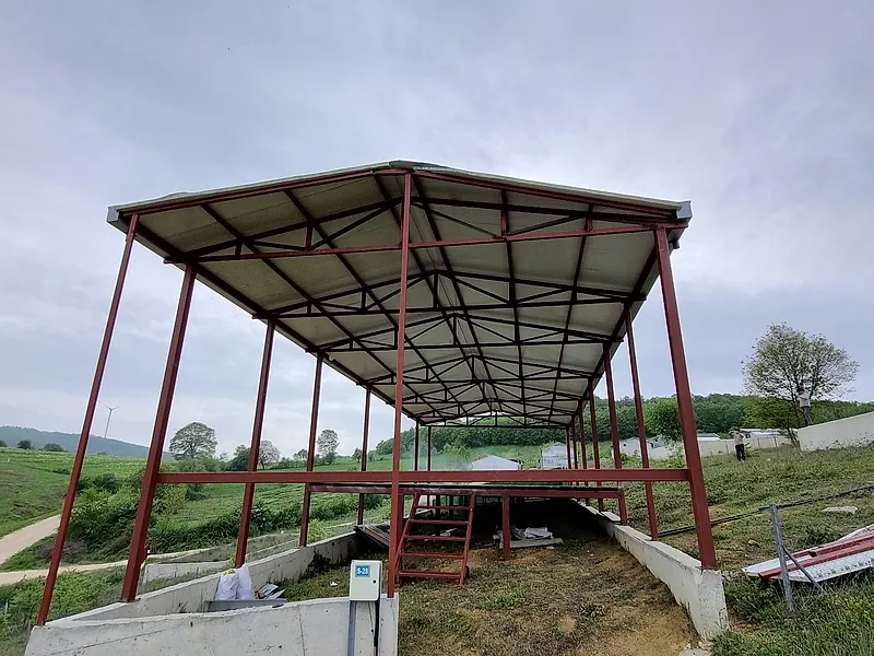 Eğimli arazide çelik kolonlu sundurma çatı konstrüksiyonu