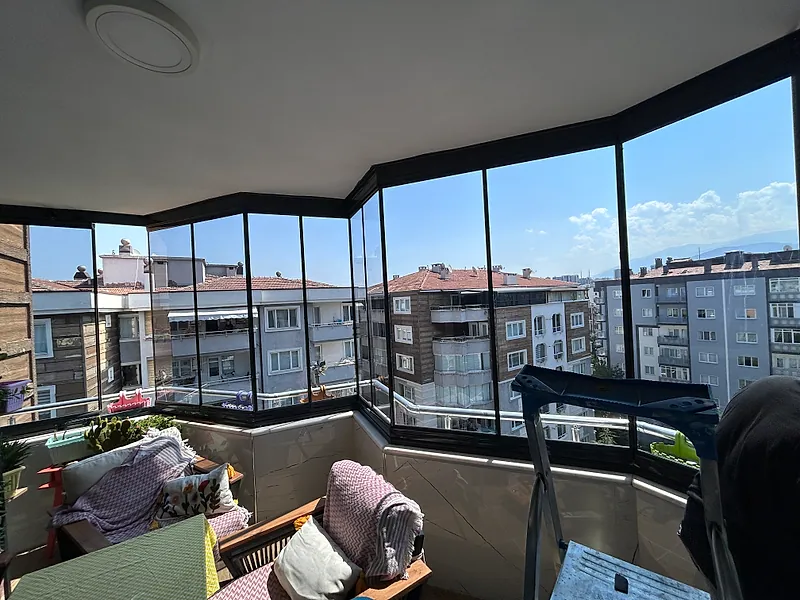 Siyah profilli katlanır cam balkon uygulaması — tamamlanmış işçilik, balkon içinden