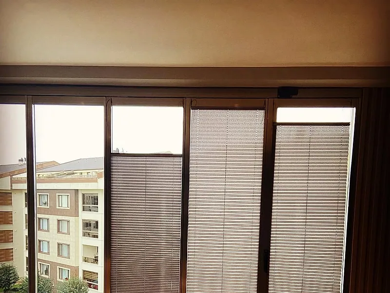Plise perdeli ısıcamlı balkon doğraması, iç mekândan detay