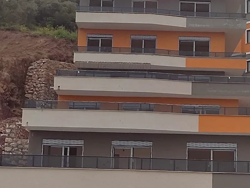 Yamaç konutlarının teraslarında koyu profilli balkon korkulukları