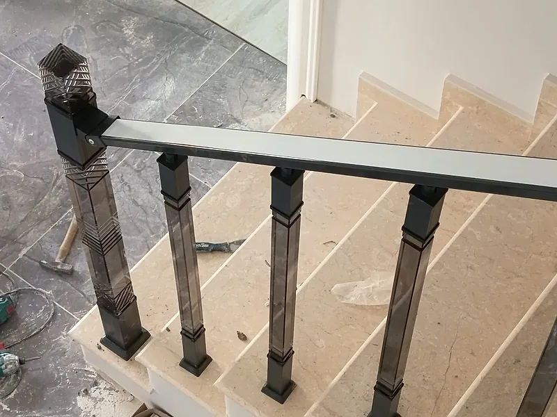 Mermer merdivende füme pleksi dikmeli merdiven korkuluğu